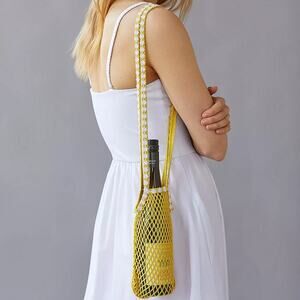 UO Urban Outfitters Bottle Carrier Yellow Daisy Trim Woven Market Bag Festival